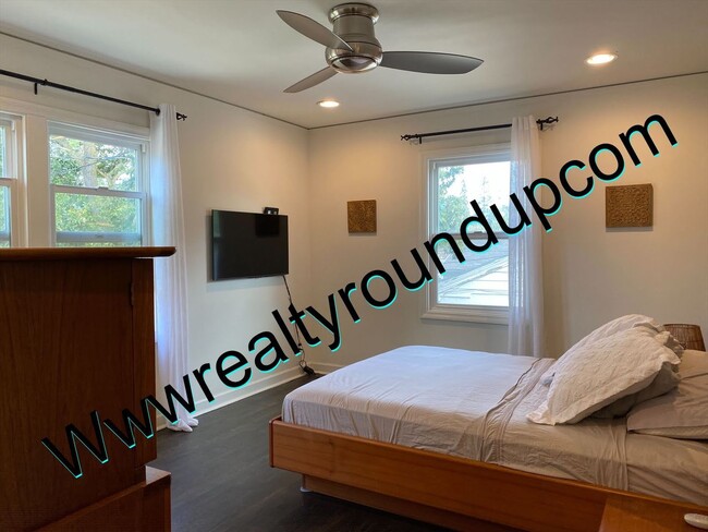 Building Photo - Three bed, Two Bath Home By UOP