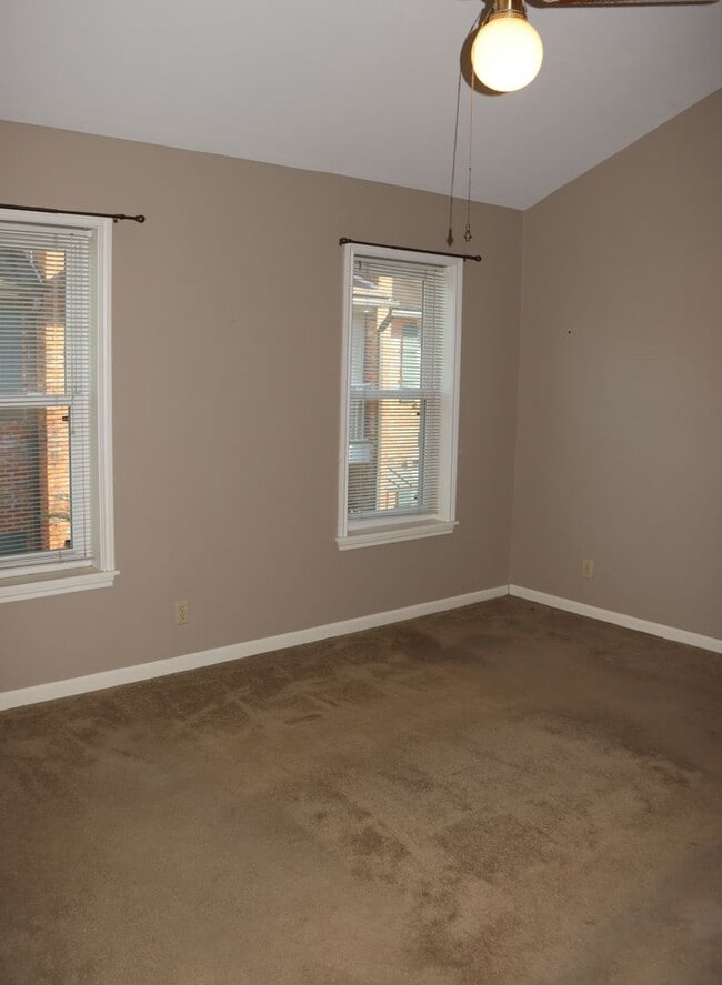 Building Photo - Townhouse