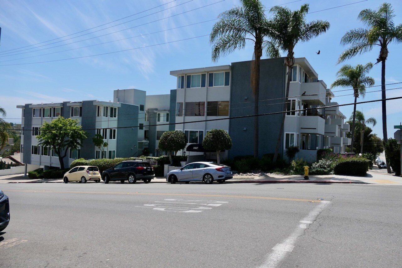 Building Photo - 1907 Robinson Ave