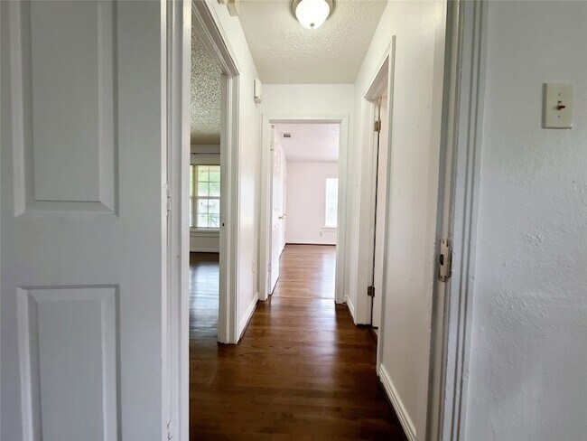 Building Photo - 2414 Wilton Ave