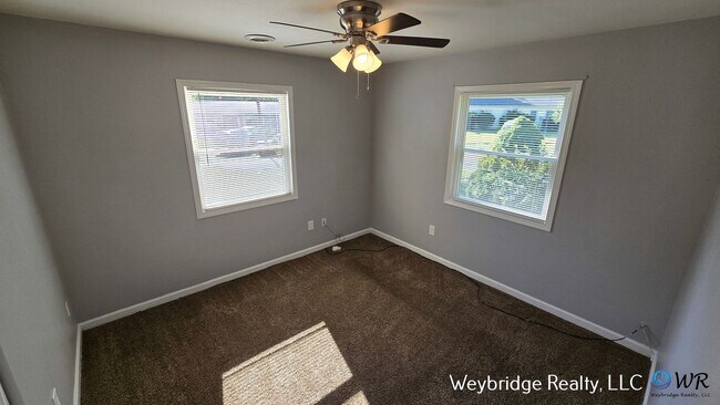 Building Photo - 3 bed 1 bath in Northbook on corner of Lor...