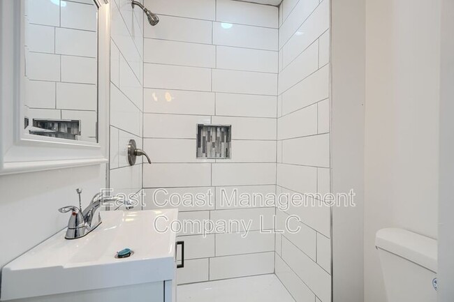 Building Photo - 1153 Sargeant St