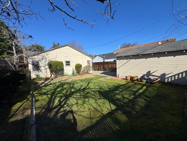 Building Photo - 1128 Clark Way