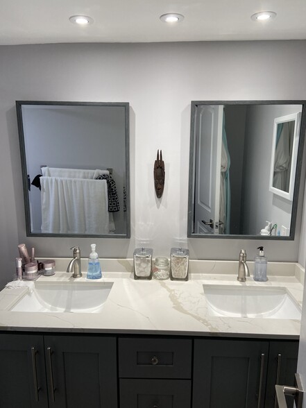 Master Bathroom - 2850 N Palm Aire Dr