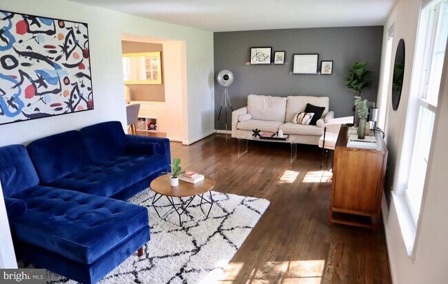 Building Photo - 15826 Anamosa Dr