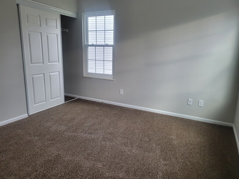 Building Photo - 2206 Big Tree Dr