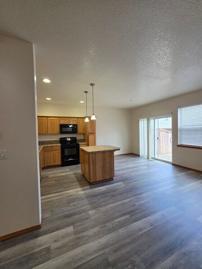 Building Photo - 355 SW Pemberly Loop