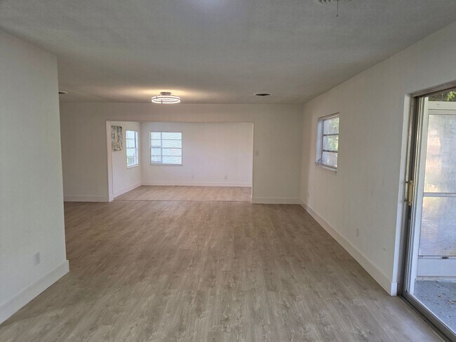 Building Photo - FOR RENT!!! SIMPLY STUNNING AND SPACIUS 3 BED 2 BATH SINGLE FAMILY HOME..
