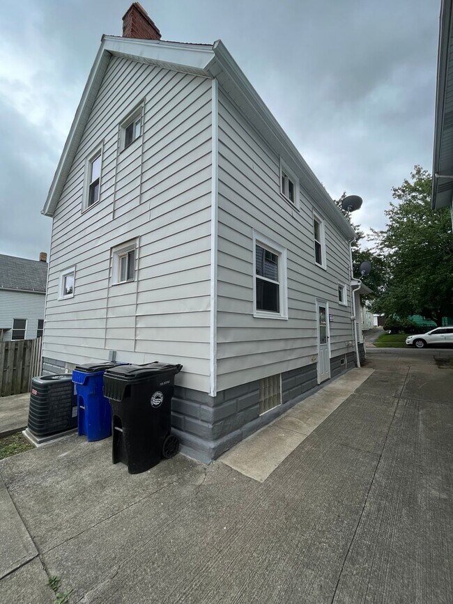 Building Photo - Old Brooklyn Area - 3 Bedroom Single Famil...