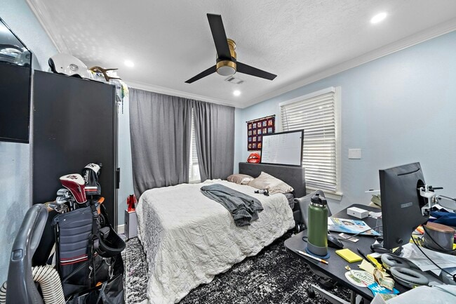 Building Photo - 609 Sealy Ave