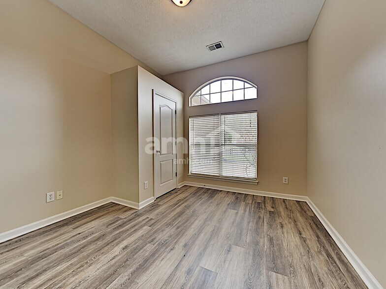 Building Photo - 3864 Lake Village Cv