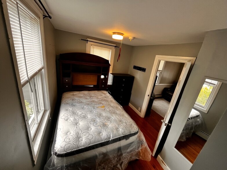 Building Photo - 47 Sheldon St