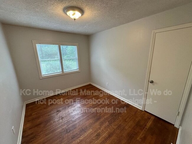 Building Photo - 10700 E 28th Terrace S