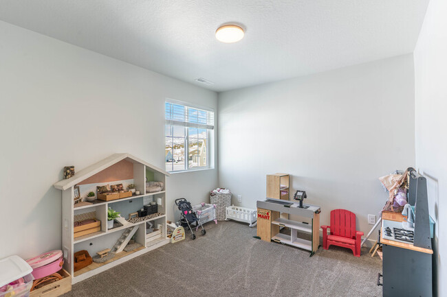 Building Photo - 948 S Old Farm Rd