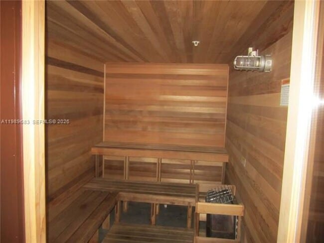 Building Photo - 16275 Collins Ave