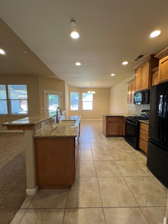 Building Photo - 2880 Bancroft Dr
