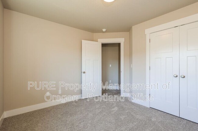 Building Photo - 504 NE Trillium Dr