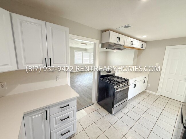 Building Photo - 913 Harrison Dr