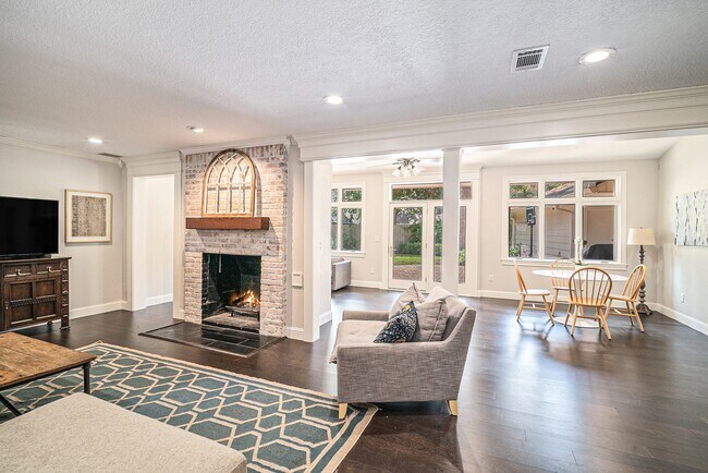 Building Photo - 743 Bison Dr