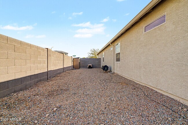 Building Photo - 1302 W Raymond Ave