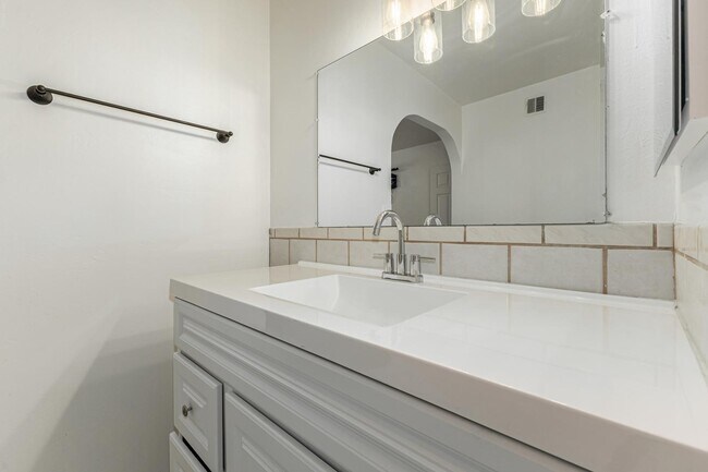 Building Photo - 10828 N Biltmore Dr