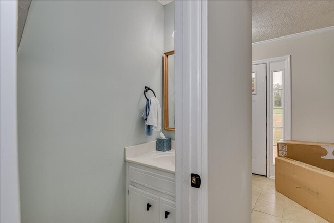 Building Photo - 4 bedroom 2.5 bath home on the water with ...