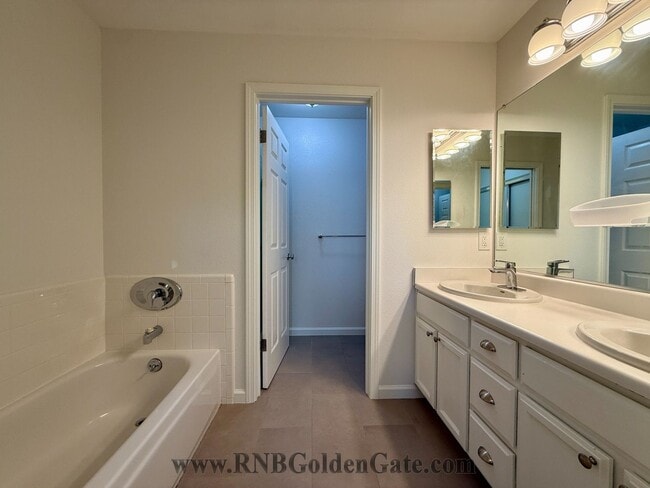 Building Photo - Gorgeous 3 bedroom, 2 and a half bathroom townhome in Hamilton Field for rent!