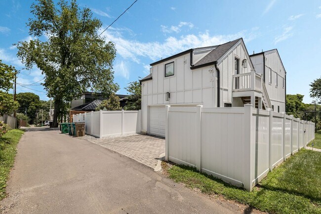 Building Photo - BEAUTIFUL CUSTOM BUILT HOME. 12 SOUTH ACRO...