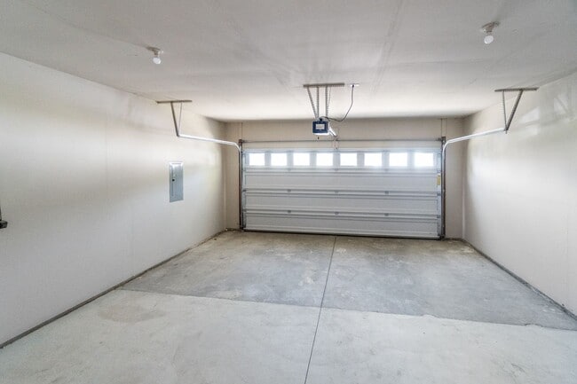 Building Photo - Newly Remodeled Single Family Home in Gate...