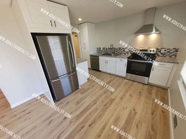 Building Photo - Absolutley Beautiful 4 Bedroom 2.5 Bath Overland Park Home-Available NOW!!