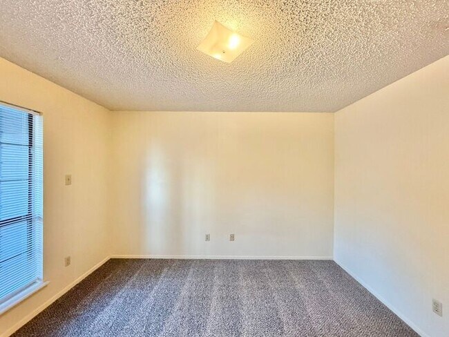 Building Photo - 1 Bed 1 Bath, Upstairs Apartment Unit at Heritage West!