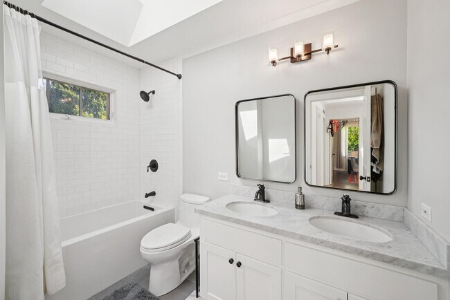 Building Photo - Beautifully Appointed 7-Bedroom Home with Lush Garden Setting in Palo Alto