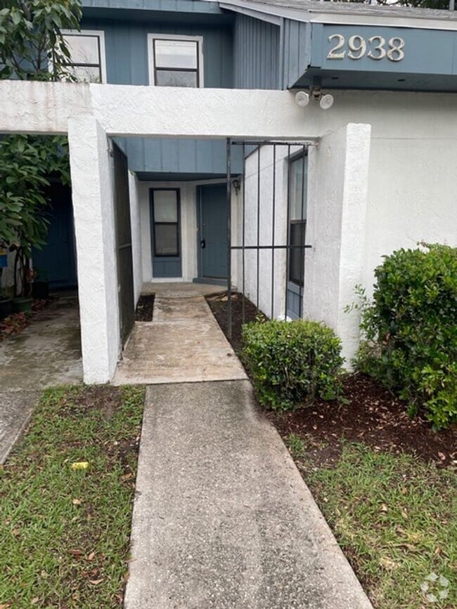 Building Photo - Move-in Ready Two Bedroom Two Bath Townhom...