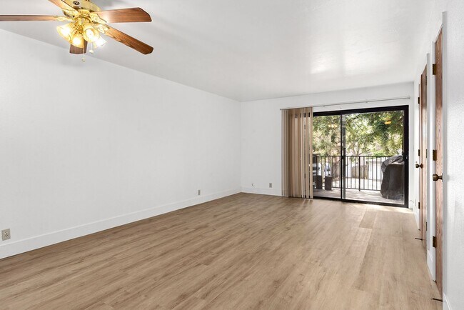 Building Photo - Beautiful Sawmill Commons Condo!