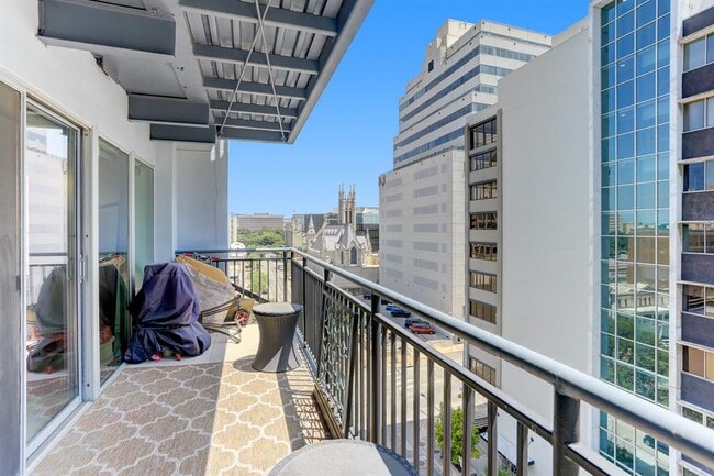 Building Photo - 800 Brazos St