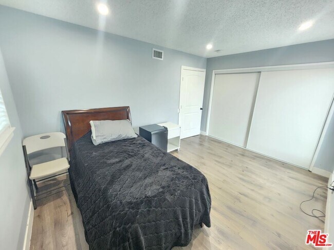 Building Photo - 11665 Babbitt Ave