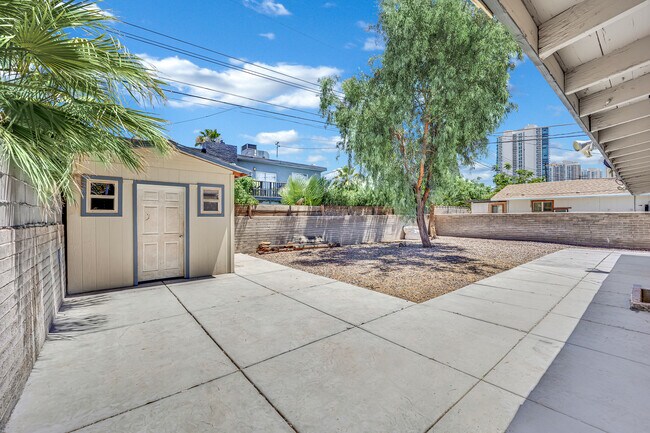 Building Photo - 2221 Santa Clara Dr