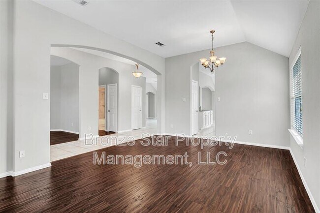 Building Photo - 2827 Rosewood Blvd