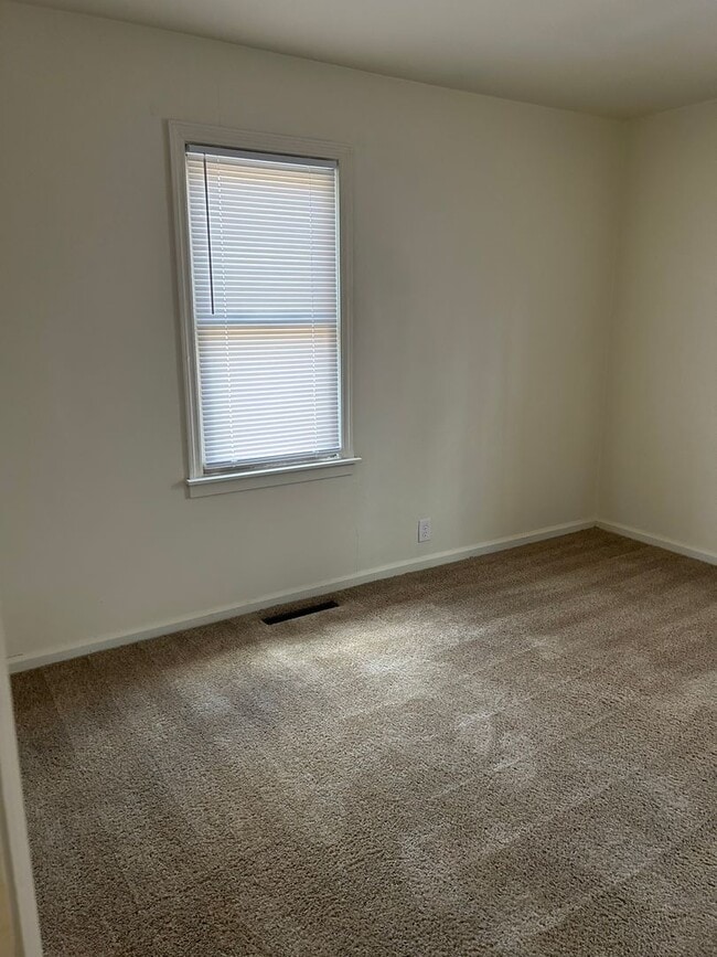 Building Photo - 3 Bedroom 2 Full Bath Home