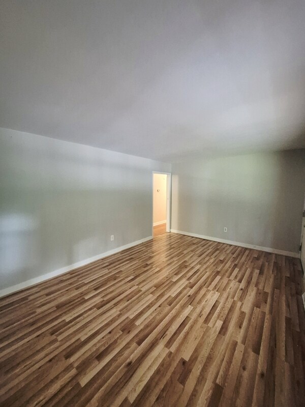 Building Photo - 3041 Clintwood Rd