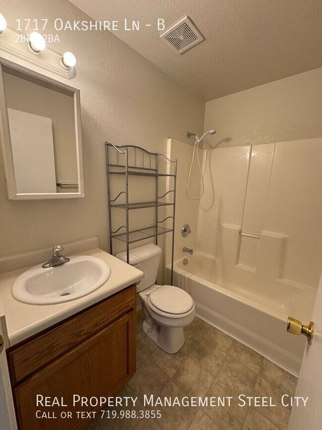 Building Photo - 1717 Oakshire Ln