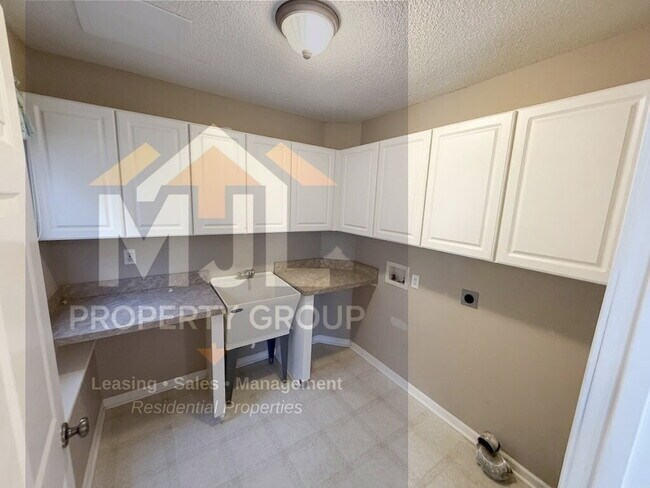 Building Photo - Beautiful 4 Bedroom / 3 Bath Home in Olathe