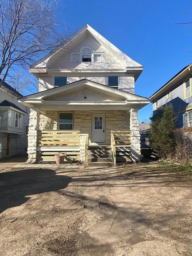 Building Photo - Large 5 Bedroom Renovated Home in Prime Midtown Location