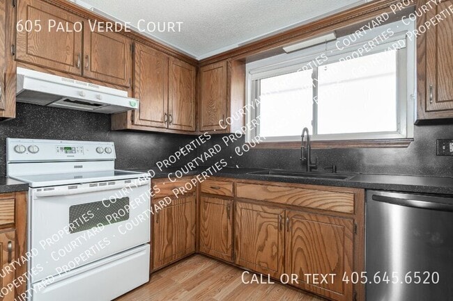 Building Photo - 605 Palo Verde Ct