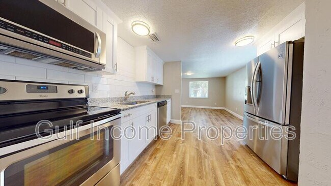 Building Photo - 2515 30th Ave Dr E