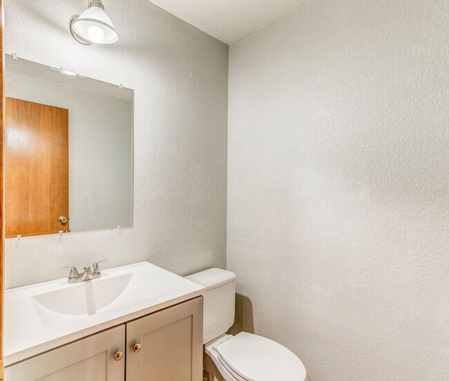 Building Photo - 3-bedroom 2.5-bathroom Home