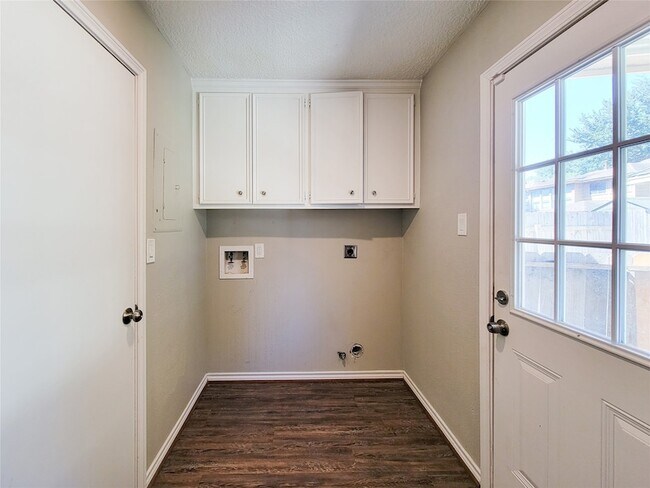 Building Photo - 6606 Brittany Park Ln