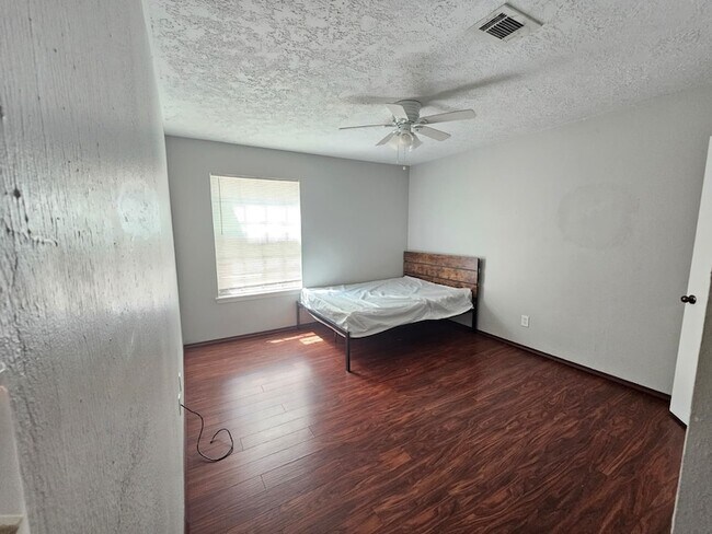 Building Photo - 3911 Brightwood Dr