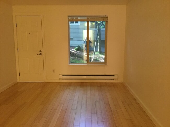 Building Photo - CUTE REDMOND CONDO NEAR MICROSOFT!