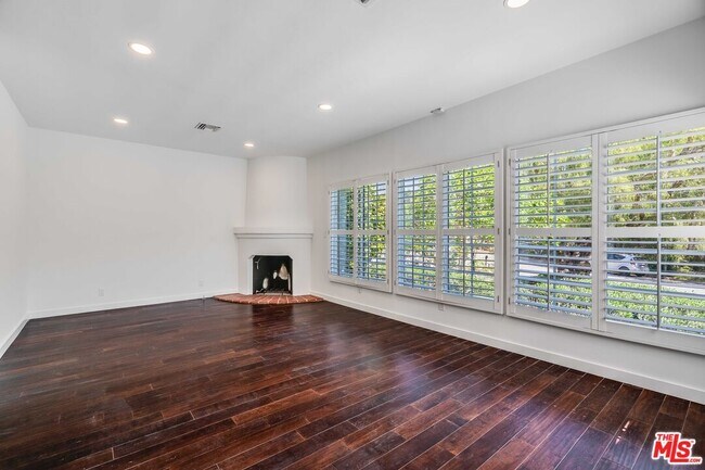 Building Photo - 741 Chautauqua Blvd